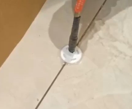 平阳瓷砖空鼓维修公司专业解答瓷砖在铺贴过程中，如果没有涂抹均匀到位的粘结材料（如水泥砂浆或瓷砖胶），可能会导致以下问题