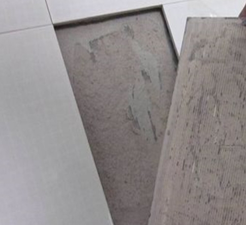 平阳瓷砖空鼓维修公司分享瓷砖铺贴时如果打浆（即涂抹在瓷砖背面和基层上的砂浆或瓷砖胶）过少，会带来以下问题